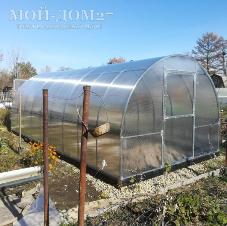 Теплица СверхПрочная Усиленная 6 метров с поликарбонатом | Мой-Дом27 | Каркас изготовлен из оцинкованной замкнутой трубы 20*20 мм.<br>
 Ширина - 3 метра. Высота - 2,1 метра. Длина 6 метров.<br>
 Выдерживаемая снеговая нагрузка - 300 кг/м2. Выдерживаемая ветровая нагрузка - до 22 м/с.<br>
 <b>Расстояние между дугами 0,65 метра.&nbsp;ДВОЙНАЯ ДУГА под дугой приварена еще одна дуга - толщина металла каждой дуги 1,2&nbsp;мм.</b>&nbsp;Ширина двери 0,96 метра.<br>